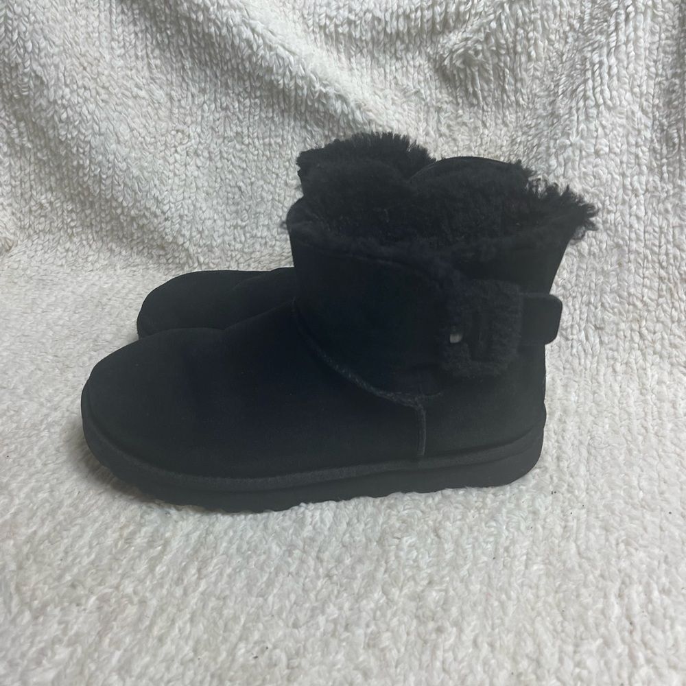 UGG mini Bailey Fluff buckle black suede boots Fur lining SZ8